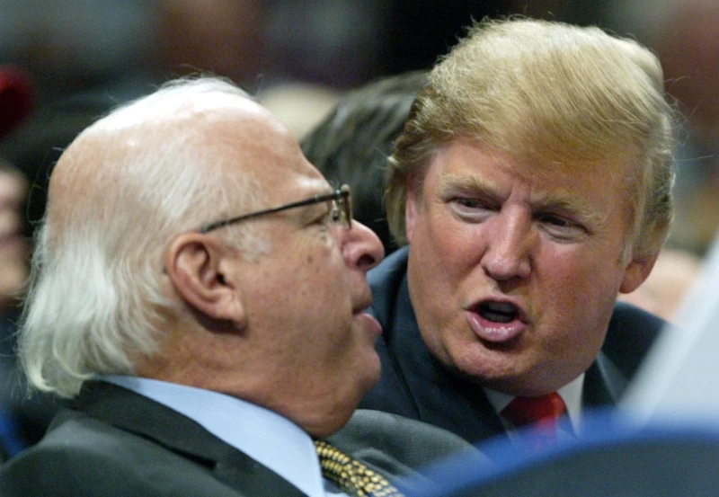 Donadl Trump conversa con una persona en el Madison Square Garden durante un partido entre Knicks y Mavericks, el 11 de enero de 2006.