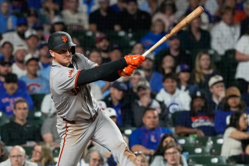 Matt Chapman, de los Gigantes, batea un sencillo productor de la carrera de la victoria en la décima entrada del juego Ligas contra los Cubs, el 7 de junio de 2026.