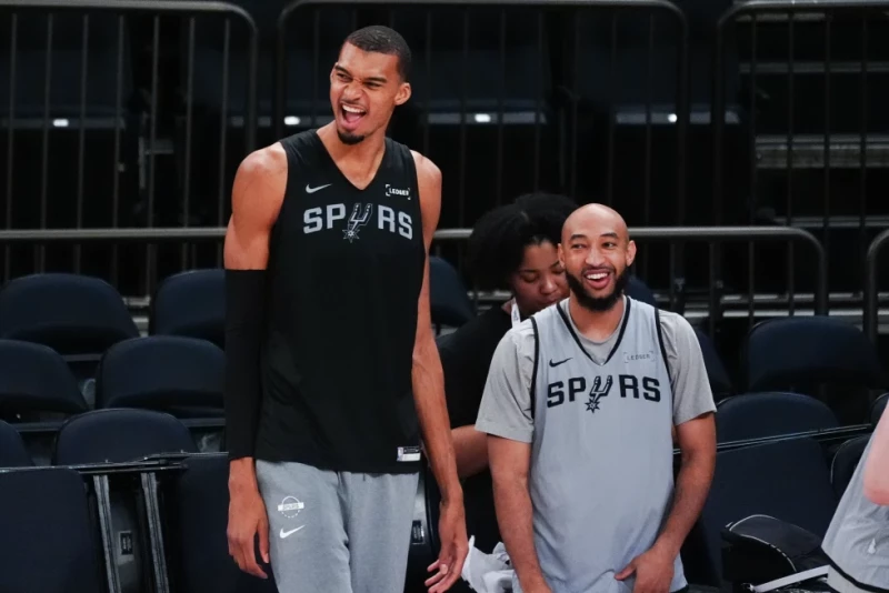 Victor Wembanyama, de los Spurs, se ríe durante el entrenamiento previo al tercer juego de las Finales de la NBA, el 7 de junio de 2026, en Nueva York.