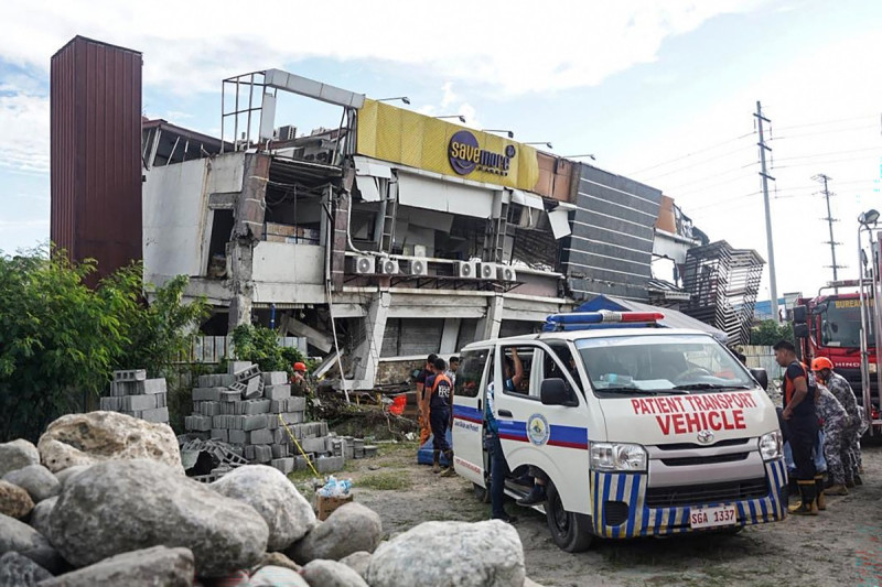 Los equipos de rescate llevaron a cabo una operación de salvamento en un edificio derrumbado tras un terremoto de magnitud 7,8 en la ciudad de General Santos el 8 de junio de 2026.