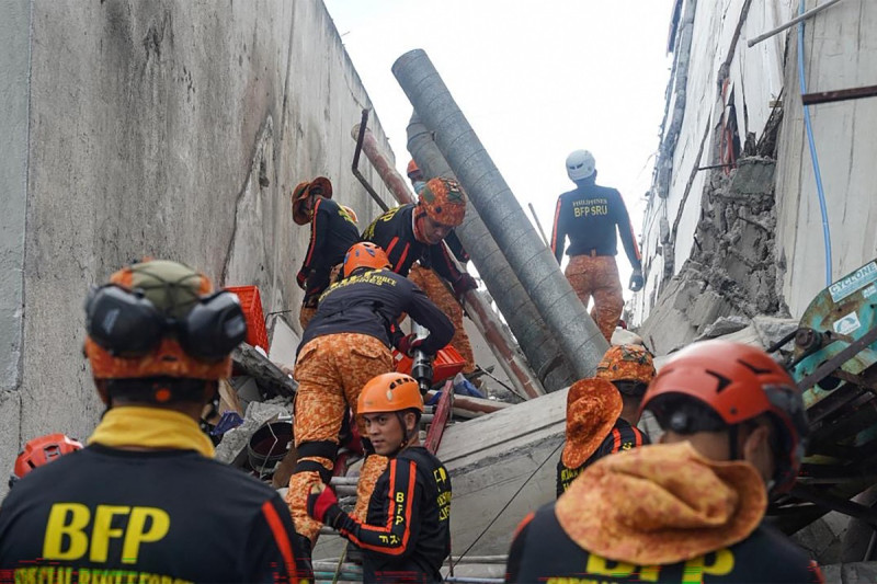 Los equipos de rescate llevaron a cabo una operación de salvamento en un edificio derrumbado tras un terremoto de magnitud 7,8 en la ciudad de General Santos el 8 de junio de 2026.