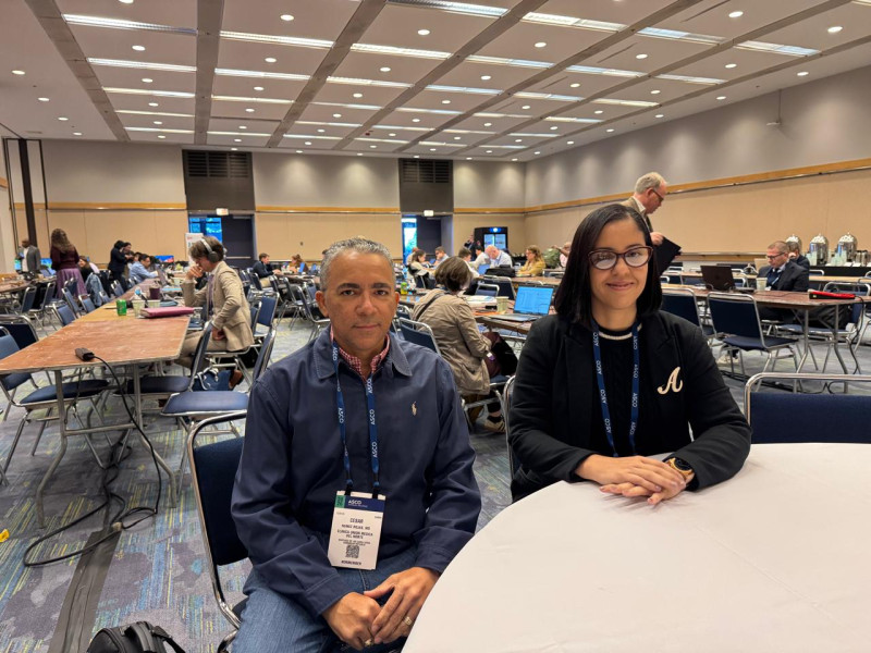 Los doctores Ángela Cabreja y el doctor César Núñez Rojas, de la Sociedad Dominicana de Oncología, entrevistados en el congreso.