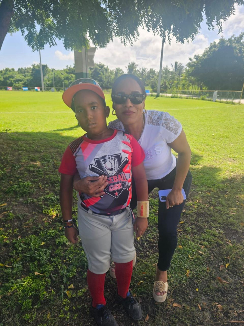 Yuderqui está encaminando a su pequeño Iam por el camino del deporte. Siempre le acompaña en el estadio cuando él tiene entrenamientos o juegos.