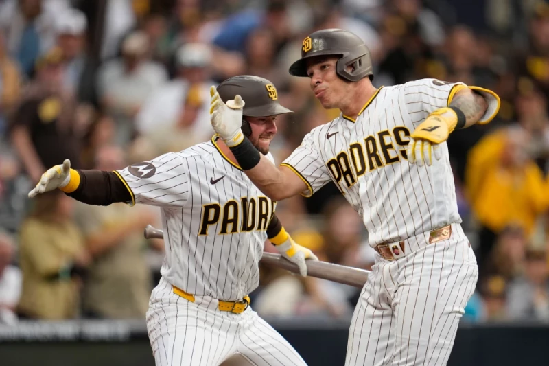 Freddy Fermin, de los Padres, celebra con Jackson Merrill tras dar jonrón en el juego de Grandes Ligas contra los Rojos el 8 de junio de 2026, en San Diego.