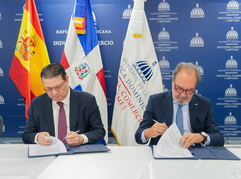 El ministro Eduardo Sanz Lovatón y el gerente general del Banco Sabadell en República Dominicana,Maurici Lladó Vila, durante el acto de firma.
