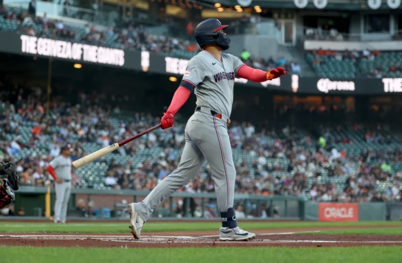 Luis García Jr., de los Nacionales, observa su jonrón de dos carreras durante la primera entrada de un partido contra los Gigantes, en San Francisco, el 9 de junio de 2026.