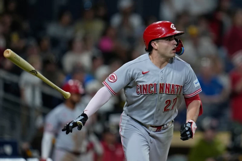 Sal Stewart, de los Rojos, observa su jonrón de dos carreras durante la undécima entrada de un partido contra los Padres, el 9 de junio de 2026, en San Diego.