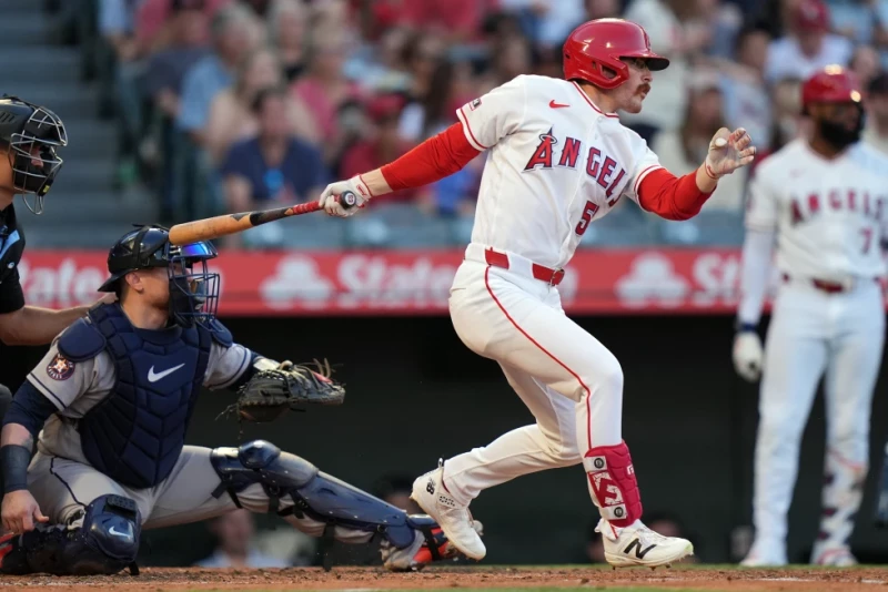 Wade Meckler, de los Angelinos, observa su doblete productor de 2 carreras contra los Astros de Houston durante la segunda entrada de un partido el 9 de junio de 2026.