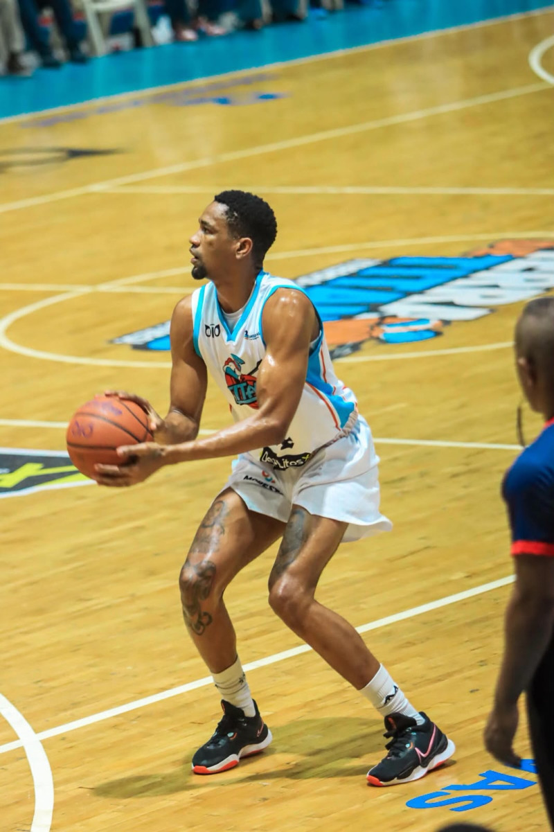 Luis Montero, de los Titanes, se apresta a realizar un intento al canasto en el partido frente a los Héroes de la LNB, el 9 de junio de 2026.