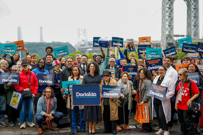 Darializa Ávila Chevalir, del Socialismo Democrático Americano  (DSA la sigla en inglés), junto a seguidores de su campaña por el escaño.