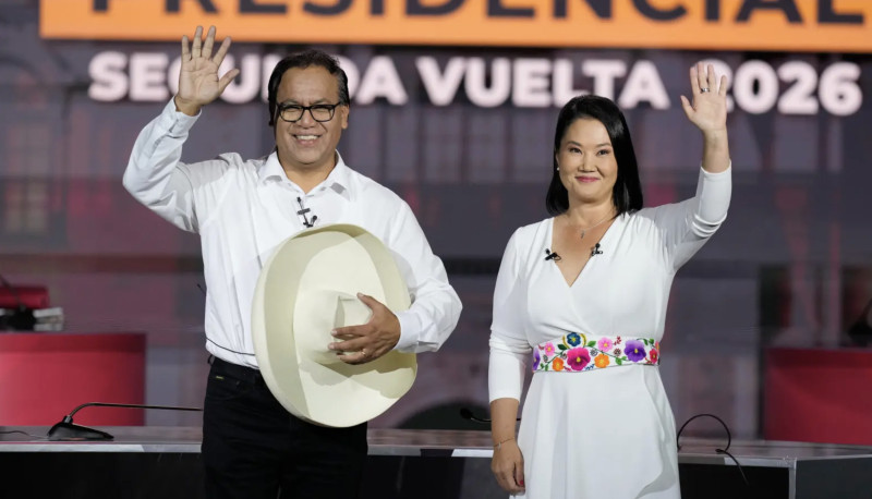 Roberto Sánchez, de Juntos por el Perú, y Keiko Fujimori, de Fuerza Popular, se disputan la presidencia en una cerrada votación.
