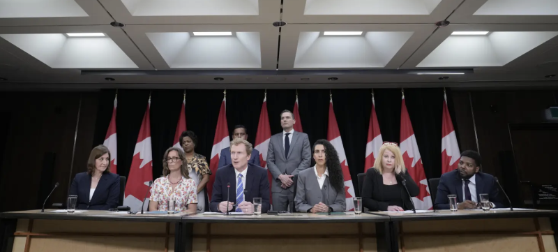 El ministro canadiense de Identidad y Cultura, Marc Miller, habla mientras varios de sus colegas y profesionales médicos observan durante una conferencia de prensa en Ottawa, Ontario.