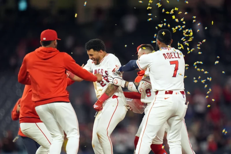 José Siri, de los Angelinos, celebra con sus compañeros tras dar un sencillo decisivo contra los Astros en la décima entrada, el 10 de junio de 2026.