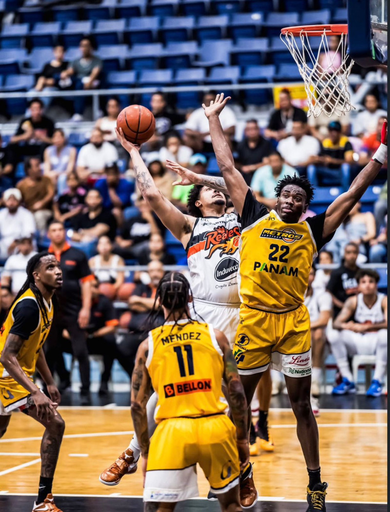 Jordan Gerónimo, de los Metros, defiende ante Malachi Richardson, de los Reales, en partido de la fase de eliminación de la LNB, el 10 de junio de 2026.
