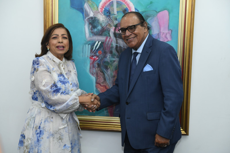Presidenta del Conani y el director de Listín Diario.