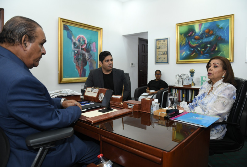 Presidenta del Conani, Ligia Jeannette Pérez Peña, conversa con el director de Listín Diario, Miguel Franjul, durante una visita de la funcionaria al diario.