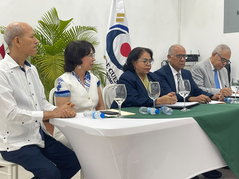La presidenta de la Cámara, Emma Polanco, preside la mesa.