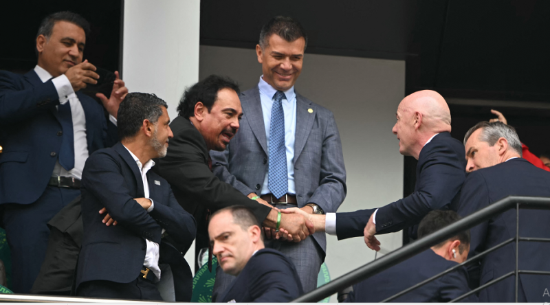 La leyenda del fútbol mexicano Hugo Sánchez (izquierda) estrecha la mano del presidente de la FIFA, Gianni Infantino, antes del partido de fútbol del Grupo A del Mundial 2026 entre México y Sudáfrica en el Estadio de la Ciudad de México.
