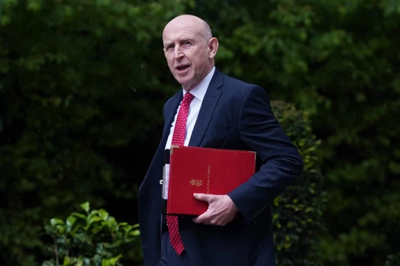John Healey, ministro británico de Defensa, llega para una reunión del gabinete en la residencia oficial del primer ministro en Londres, el martes 2 de junio de 2026.