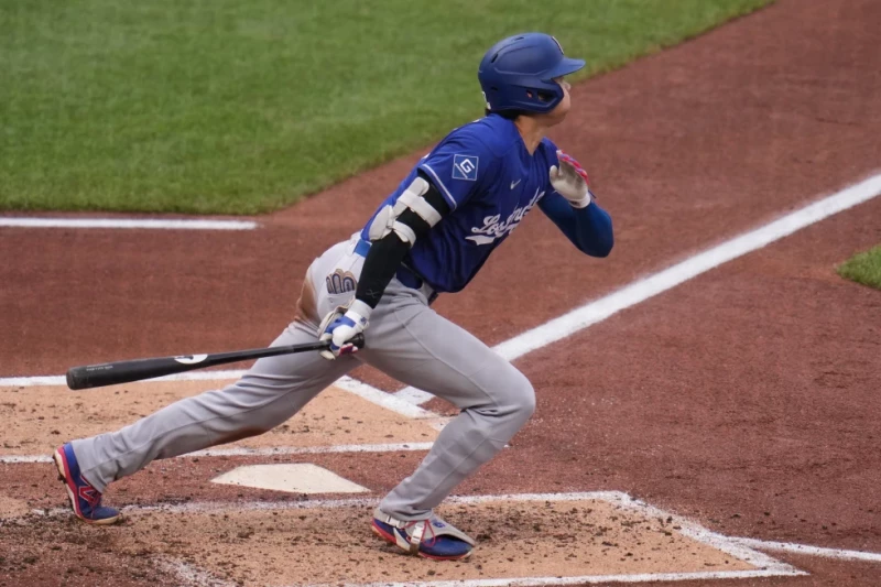 Shohei Ohtani, de los Dodgers, observa su jonrón ante el lanzador de los Piratas Mitch Keller, durante la tercera entrada en Pittsburgh, el 11 de junio de 2026.