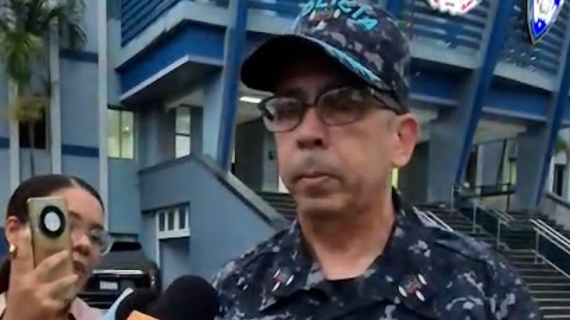 El vocero de la Policía Nacional, Diego Pesqueira, informó que dos personas fueron encontradas muertas, así como una joven con signos vitales en un apartamento de la Torre Arpel 07, ubicada en el sector Piantini, Distrito Nacional.<br /><br />Los fallecidos fueron identificados como Raisa Luisa Mendoza, de 50 años, y su hijo Yadhir Nael Cornelio, de 24 años de edad.