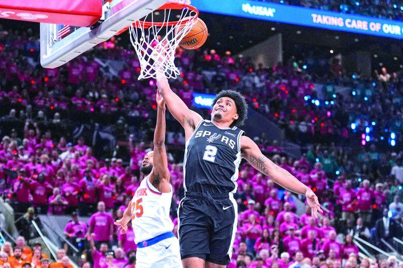 Dylan Harper, de los Spurs, intenta anotar un canasto ante la defensa de Mikal Bridges, de los Knicks, durante el primer partido de la final de la NBA.