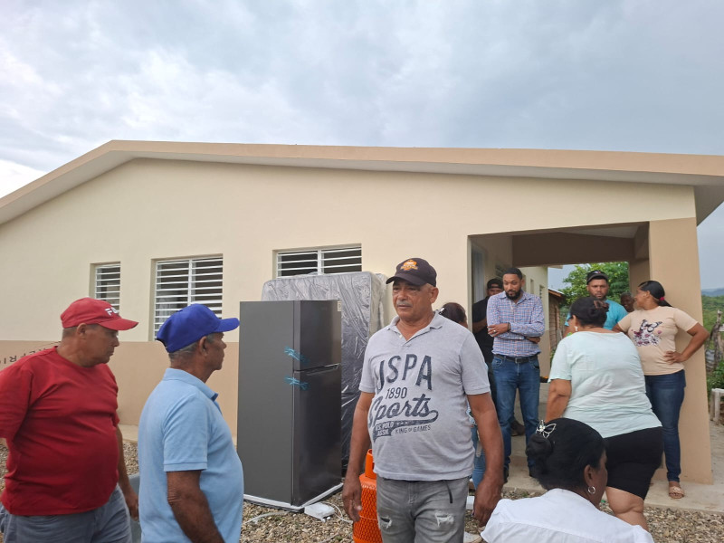 La casa está construida en block y con techo en concreto. Cuenta con 4 habitaciones, sala, cocina, dos baños, galería y área de lavando
