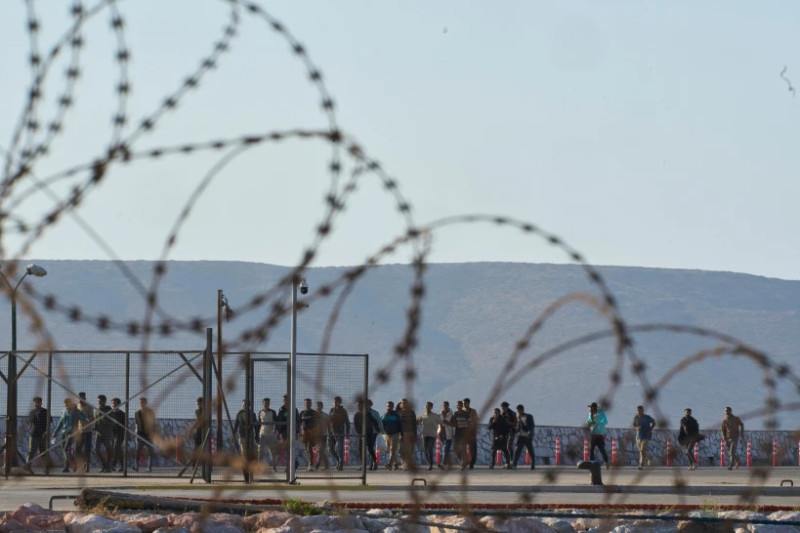 Migrantes rescatados al sur de Creta, a su llegada al puerto de Lavrio, Grecia, el 10 de julio de 2025.