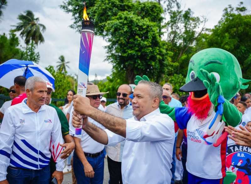 El senador de la provincia Héctor Acosta (El Torito), porta la antorcha de los XXV Juegos Centroamericanos y del Caribe Santo Domingo 2026 a su llegada a Bonao.