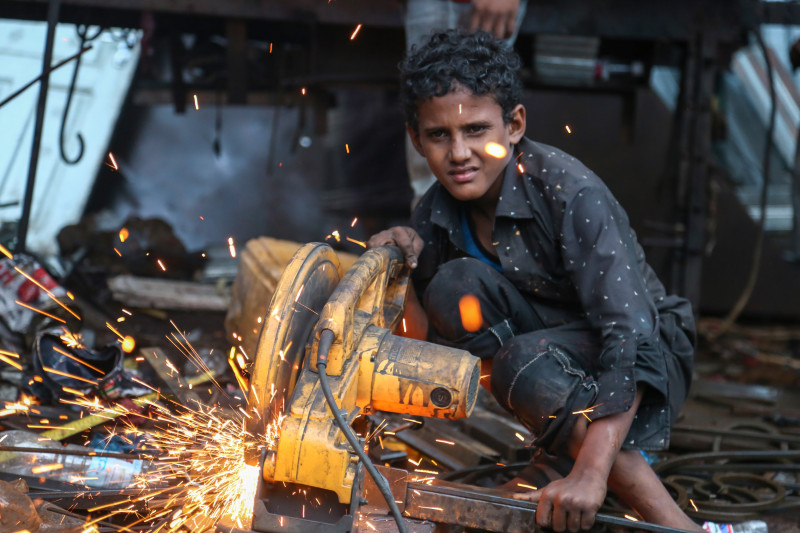 Niño realizando trabajo peligroso
