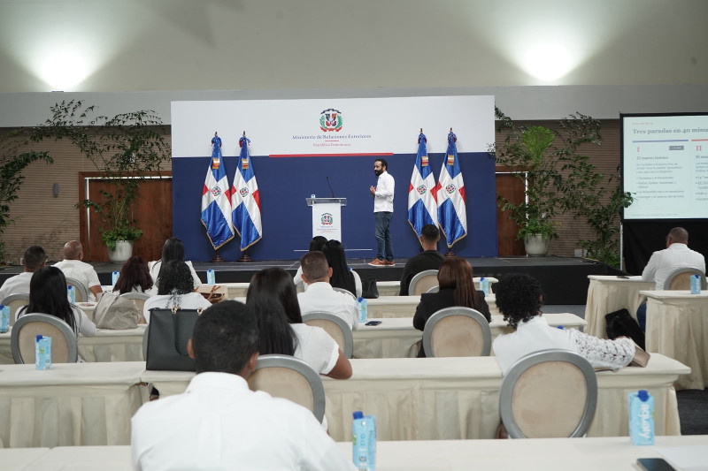 El taller "Geopolítica para periodistas" es el cuarto espacio formativo diseñado por el MIREX e INESDYC, desde 2023, exclusivamente para periodistas. En esta ocasión, 40 periodistas, provenientes de 25 medios de comunicación.