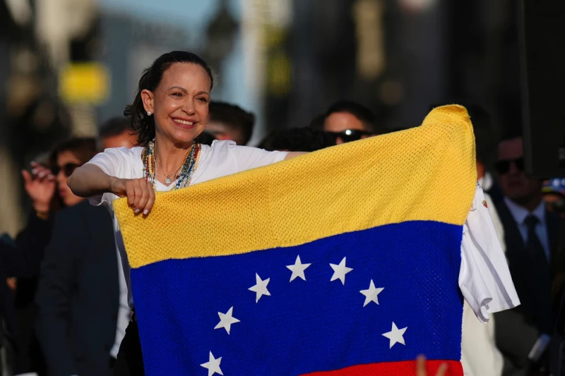 La líder opositora venezolana, María Corina Machado, sostiene una bandera de Venezuela.