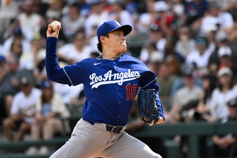 Yoshinobu Yamamoto se quedó a tres outs para lanzar un juego sin hit.