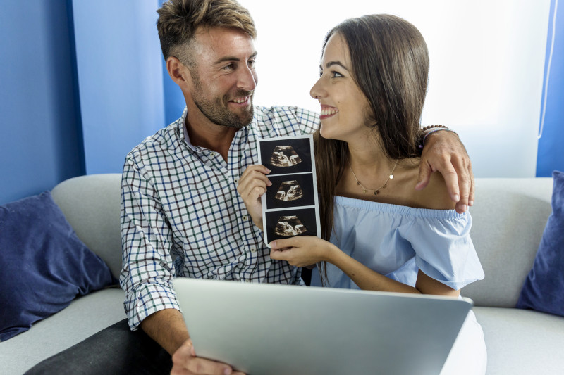 A partir de los 30 años de la mujer, la probabilidad de tener dificultad para concebir empieza a crecer, lo que hace que necesiten cada vez más ayuda de la reproducción asistida. Imagen de Freepik