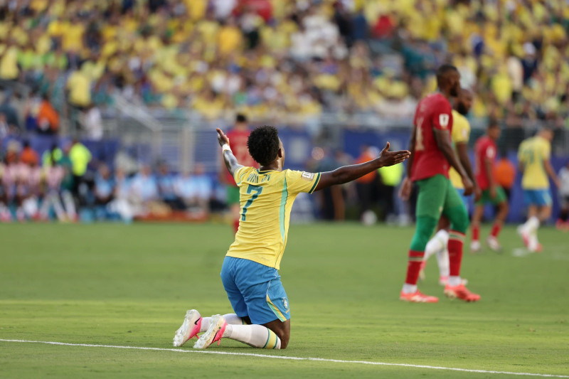 Vinícius Junior reacciona luego de ser derribado por una defensa de Marruecos en la segunda mitad.