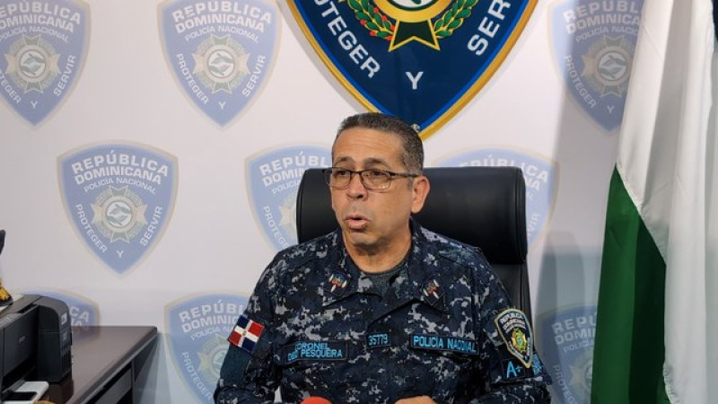 El vocero de la Policía Nacional, Diego Pesqueira, informó sobre la detención de dos individuos señalados como los presuntos autores de la muerte a tiros de un capitán del Ejército de la República Dominicana, en un suceso ocurrido durante la madrugada de hoy en el sector Tierra Santa, en el municipio de Villa Altagracia.<br /><br />La víctima fue identificada como Oliver Octavio Ogando Suero, de 39 años de edad. De acuerdo con los reportes preliminares, el oficial resultó con heridas de bala que le provocaron la muerte tras verse involucrado en un altercado que las autoridades han catalogado, en esta primera etapa de las pesquisas, como un conflicto social.