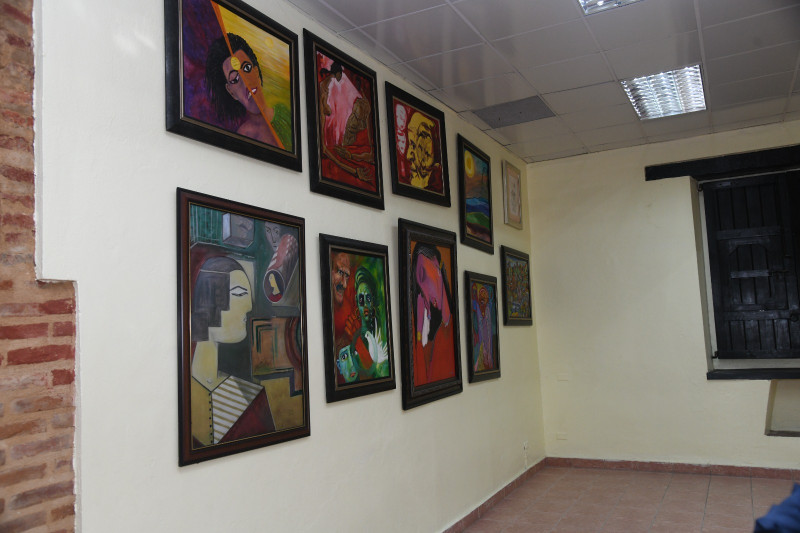 Algunas de las obras de arte que han expuesto en el centro producto de las terapias.