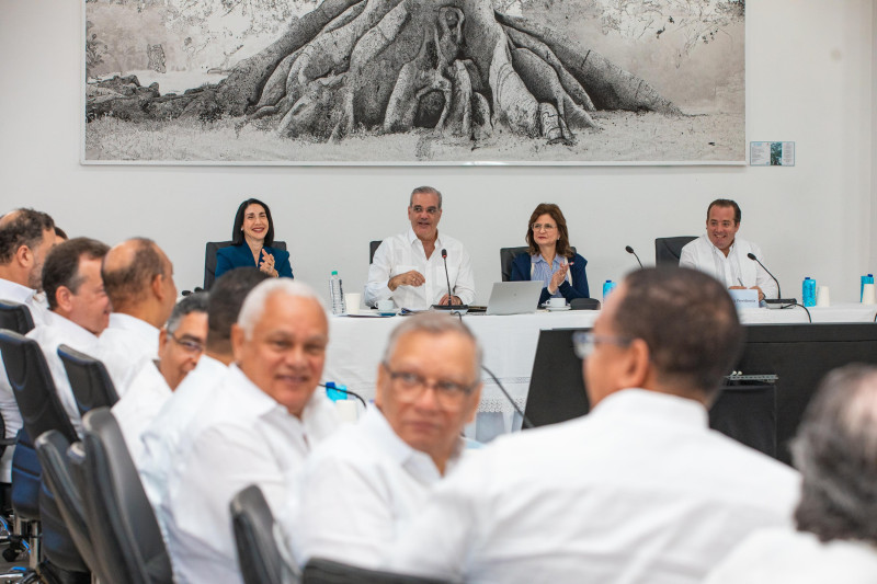 El presidente Abinader, junto a la vice Raquel Peña y la primera dama, Raquel Arbaje, dirige la conversación durante la reunión con ministros y directores.