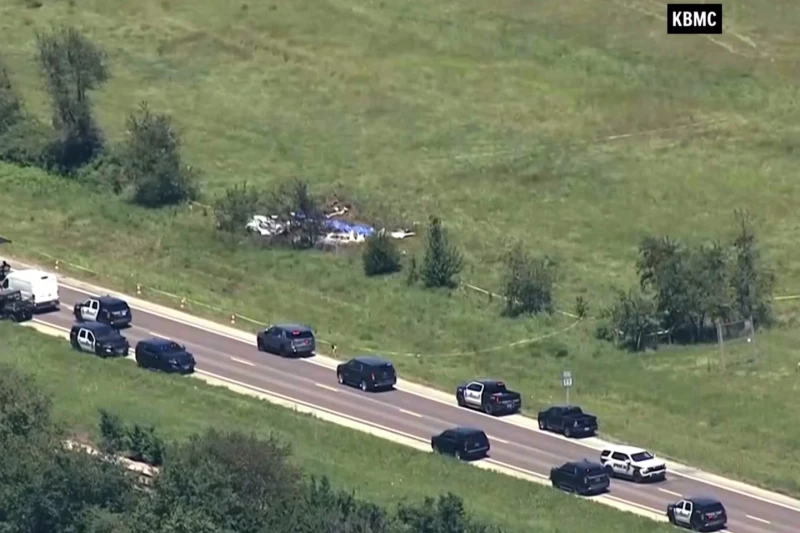 Esta captura de video de KMBC-TV muestra una vista aérea del desplome de una avioneta cerca del Aeropuerto Memorial de Butler, en Missouri, el domingo 14 de junio de 2026.