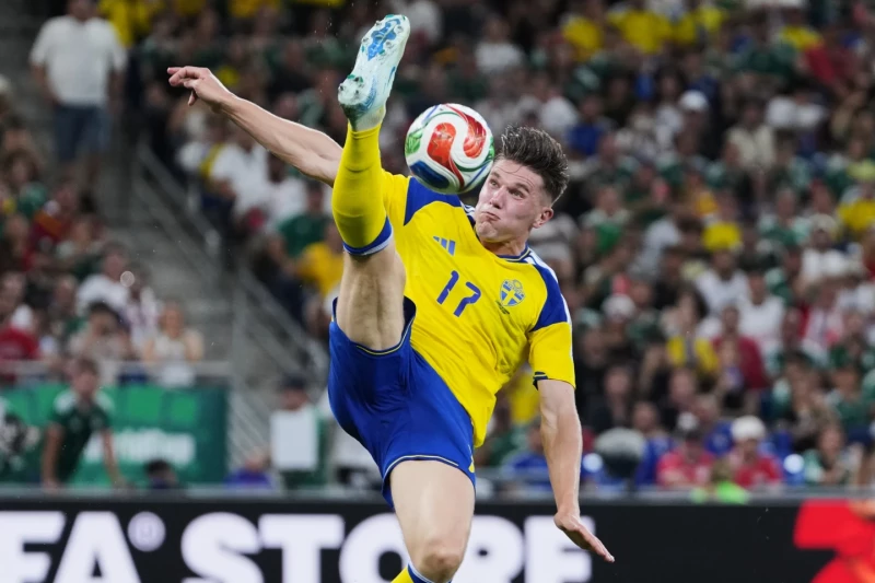 Viktor Gyokeres, de Suecia, intenta una chilena durante el partido ante Túnez en Monterrey, el 14 de junio de 2026.
