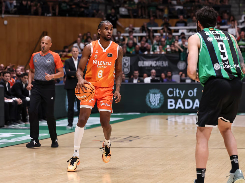 Jean Montero, del Valencia, maneja el balón ante la defensa de Ricky Rubio, del Joventut, en el tercer partido de la semifinal de la ACB, el 14 de junio de 2026.