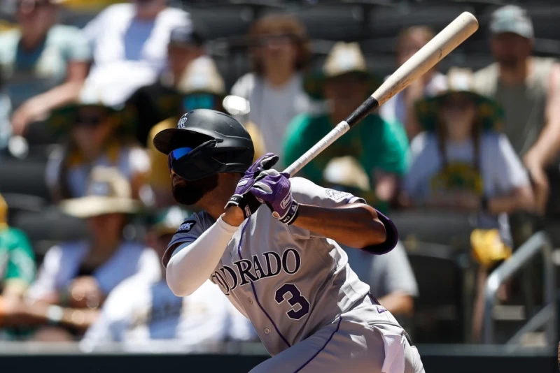 Willi Castro, de Rockies, batea un jonrón de dos carreras durante la segunda entrada del juego de Grandes Ligas contra los Atléticos, el 14 de junio de 2026, en Las Vegas.