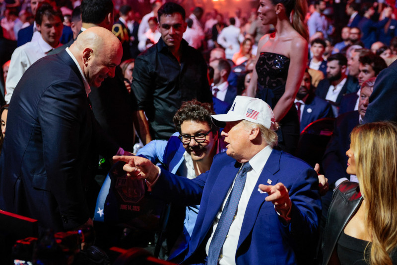 Donald Trump, conversa con el director ejecutivo de la UFC, Dana White, y otros invitados durante el evento UFC Freedom 250 en el jardín sur de la Casa Blanca en Washington, D.C.