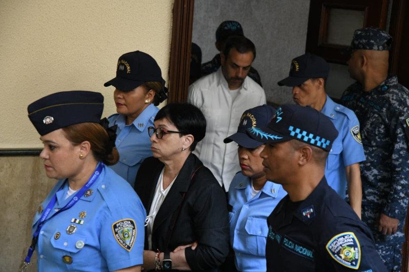 Antonio y Maribel Espaillat a su llegada a la audiencia en la que fueron enviados a juicio de fondo por el juez Raymundo Mejía