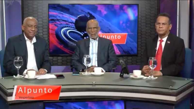 El ingeniero Leonardo Mercedes (centro), durante su participacion en el programa Alpunto vespertino, que se produce en Ahora TV, canal 3.