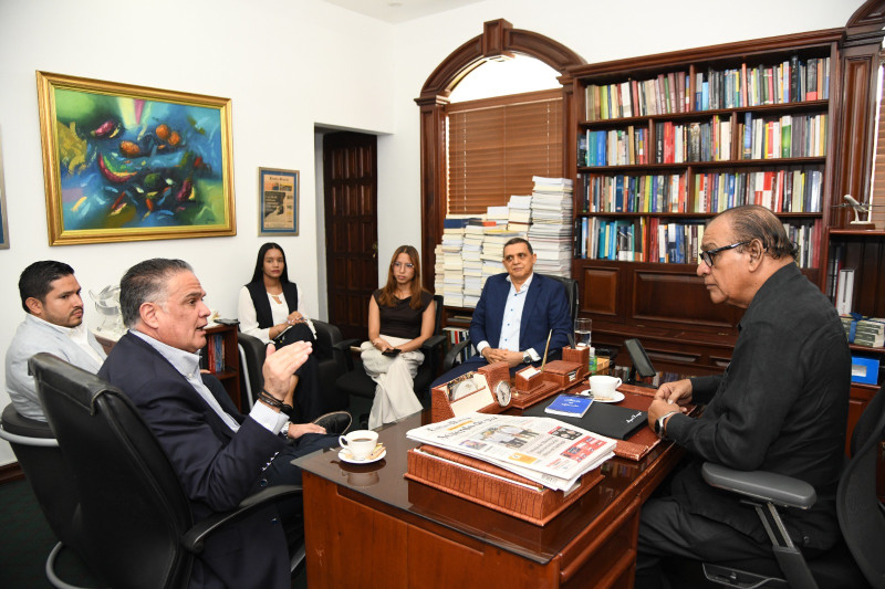 Representantes de Afamoto durante el encuentro con el director de Listín Diario, Miguel Franjul.