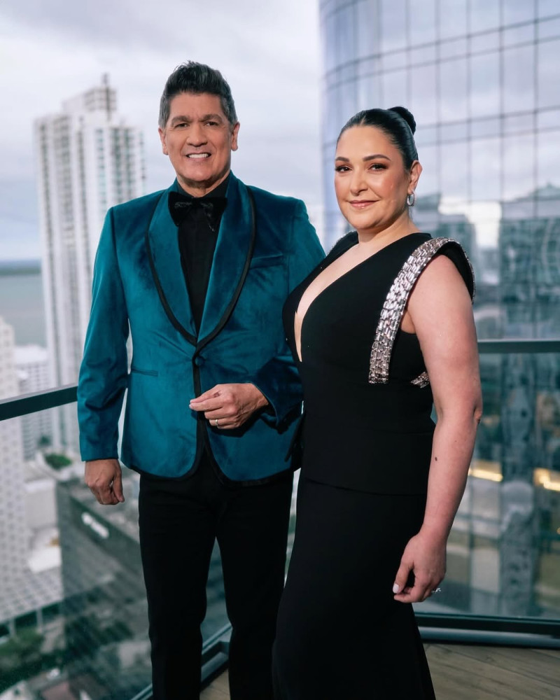 Eddy Herrera y su esposa Martha.