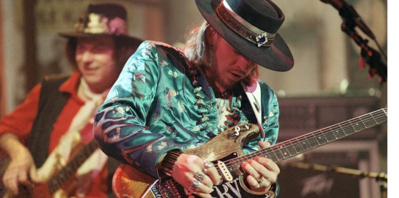Stevie Ray Vaughan fue un legendario guitarrista, cantante y compositor estadounidense. Nacido en Texas en 1954, es reconocido mundialmente por liderar el resurgimiento del blues-rock en la década de 1980 gracias a su estilo eléctrico, enérgico y altamente virtuoso.