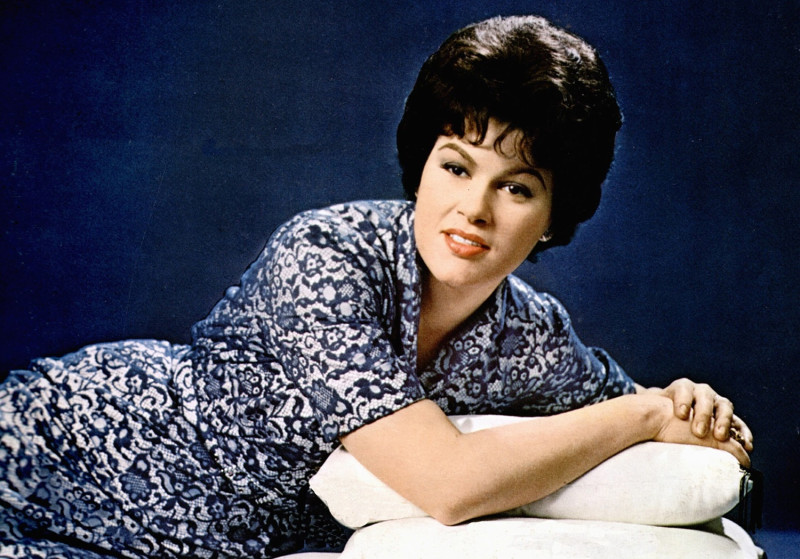 Patsy Cline fue una de las cantantes más influyentes, exitosas y aclamadas de la música country y popular del siglo XX. Nacida como Virginia Patterson Hensley en 1932, se convirtió en una pionera de la industria musical al ayudar a definir el conocido "Sonido de Nashville", logrando cruzar con gran éxito la barrera entre la música country y el género pop.