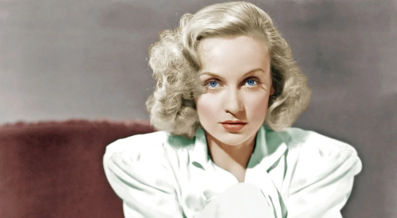 Carole Lombard fue una célebre actriz estadounidense y una de las estrellas más brillantes del Hollywood clásico durante la década de 1930. Murió trágicamente a los 33 años en un accidente de avión ocurrido el 16 de enero de 1942.